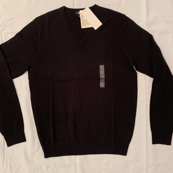 Uniqlo black V-neck sweater (small) - Picture 3 of 7